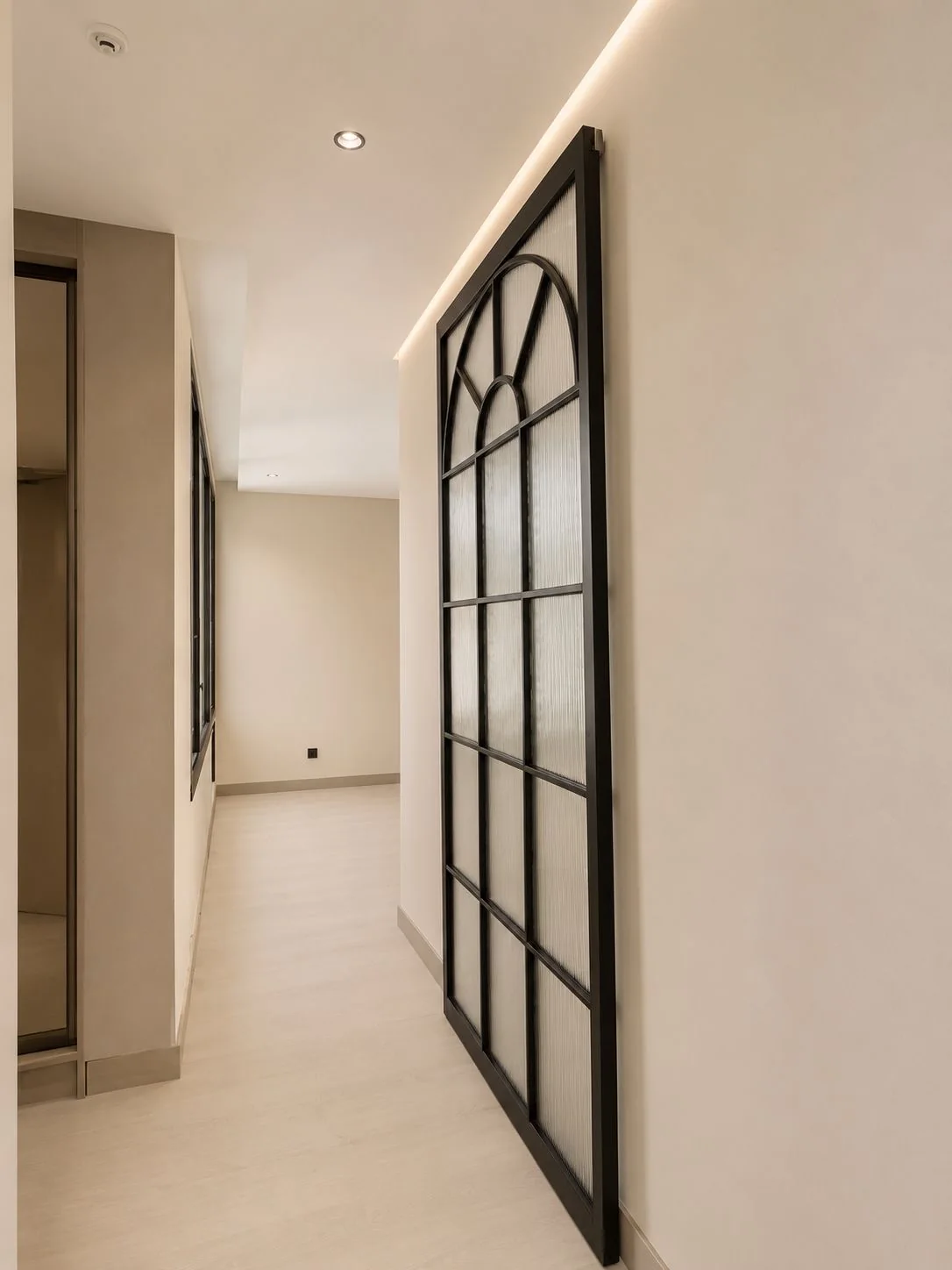 باب زجاجي بقوس وإطار أسود